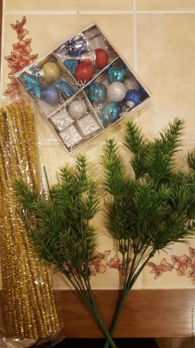 Делаем композицию "Будильник" из конфет и жестяной банки для печенья