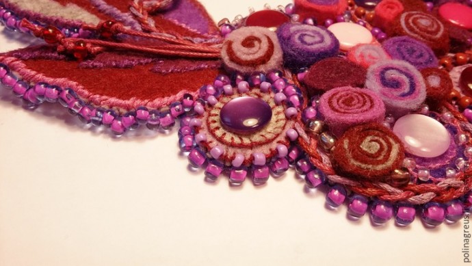 Этюд в малиновых тонах: фетровое колье