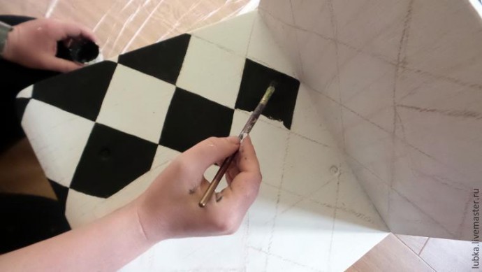 Расписываем стульчик в стиле "Алиса в стране чудес": часть 1