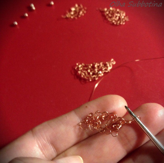 Процесс создания физалисов из медной проволоки