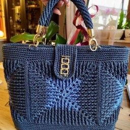 ​Интересная синяя сумка крючком