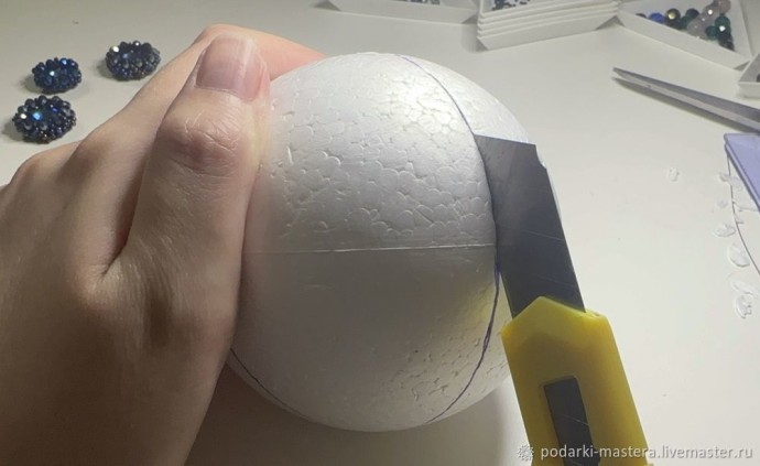 ​Новогодний шар с оплетёнными бисером кристаллами риволи: часть 2