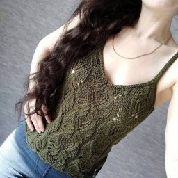 ​Топ из пряжи болотного цвета