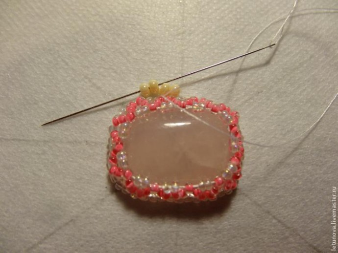 ​Брошь из бисера и лент: часть 2