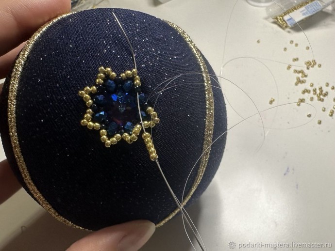 ​Новогодний шар с оплетёнными бисером кристаллами риволи: часть 4