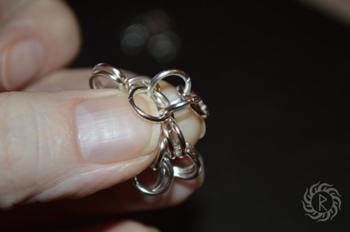 Кольчужный цветок с бусинами: мастер-класс