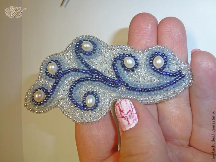 Вышивка бисером и жемчугом: брошь "Холодное лето" Вышивка бисером и жемчугом: брошь "Холодное лето"
