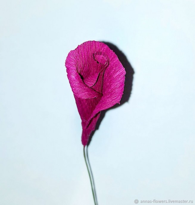 Мастерим красивую розу из гофрированной бумаги: часть 2