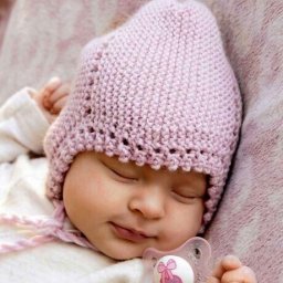 Шапочка спицами для новорождённого: просто и мило
