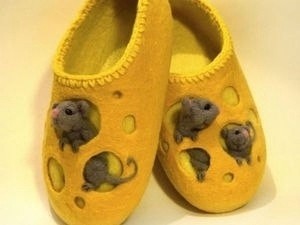 Валяем яркие и забавные тапочки в виде сыра с мышкой Валяем яркие и забавные тапочки в виде сыра с мышкой