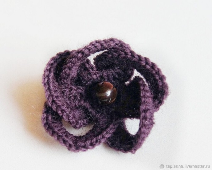 Вязаная брошь "Цветок" Вязаная брошь "Цветок"