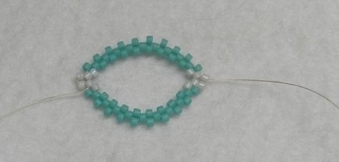 ​Яркие серьги: овальный элемент