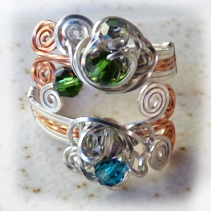​Кольца из проволоки и камней