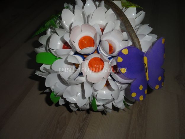 Корзина с цветами из бросового материала: часть 2 Корзина с цветами из бросового материала: часть 2