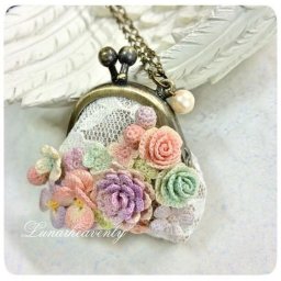 ​Кошелечки или мини-сумочки с вязаными цветами