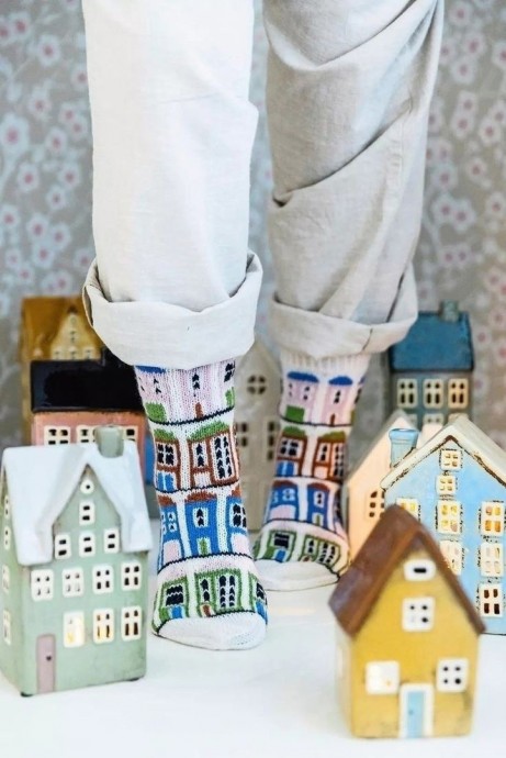 Платье для вдохновения и вязаные носки с домиками Платье для вдохновения и вязаные носки с домиками