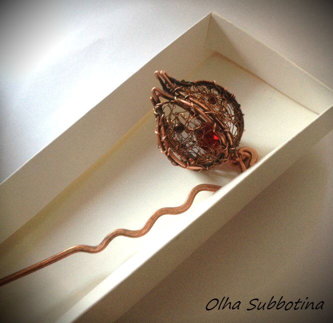 Процесс создания физалисов из медной проволоки