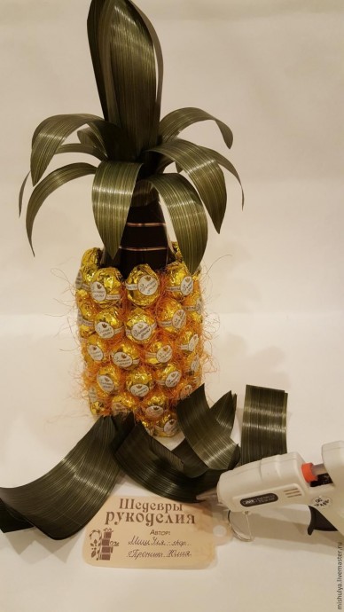 Делаем композицию "Ананас" из конфет: часть 2