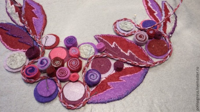 Этюд в малиновых тонах: фетровое колье