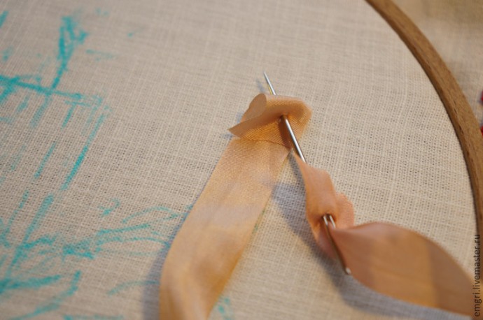 Вышиваем лентами композицию со свечой Вышиваем лентами композицию со свечой