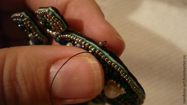 Вышитый бисером кулон "Подкова": часть 3