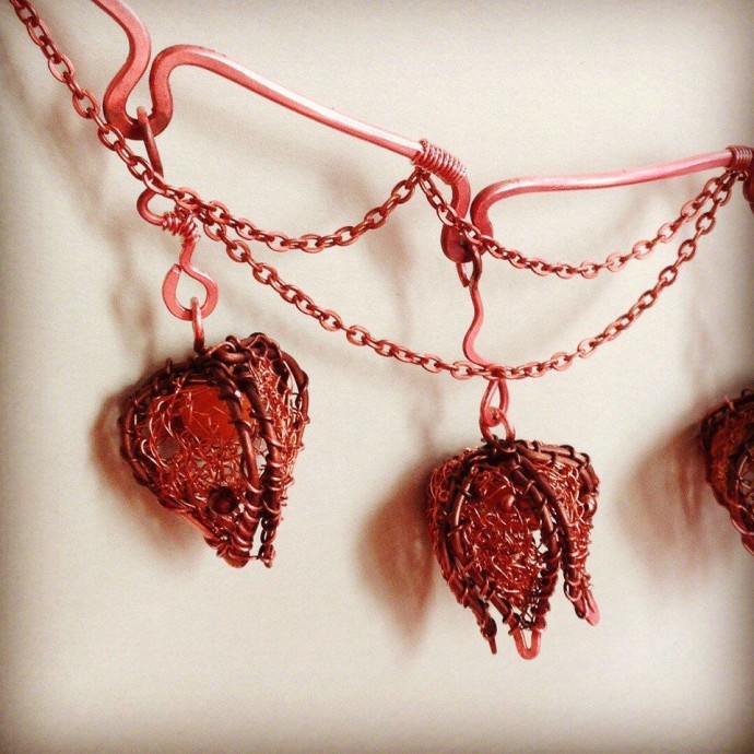 Процесс создания физалисов из медной проволоки