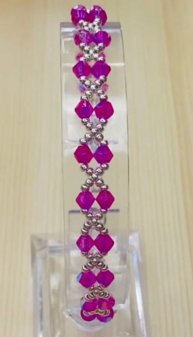 Двухцветный браслет из бисера и биконуса: мастер-класс Двухцветный браслет из бисера и биконуса: мастер-класс