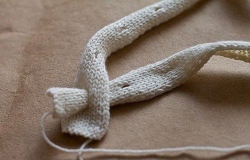 Интересный способ завязать косичку для отделки