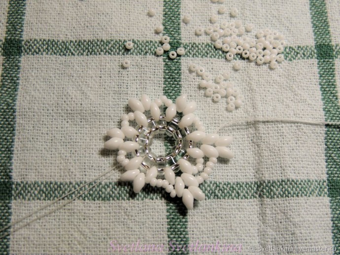 Зимний вальс из бисера и твина Зимний вальс из бисера и твина