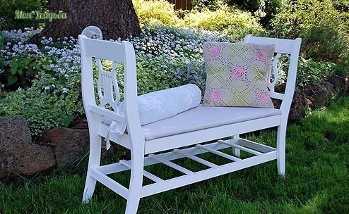 ​Скамейка из старых стульев
