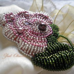 Вышитая бисером брошь "Таинственный цветок": часть 1