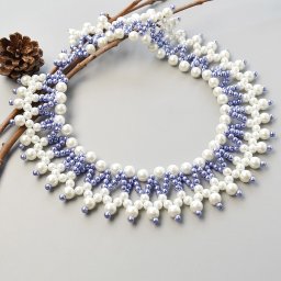 ​Двухцветное колье из бисера