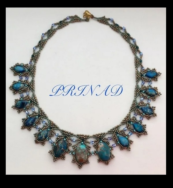 Колье с бусинами имитирующими самоцветы
