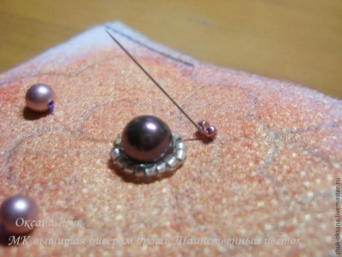 Вышитая бисером брошь "Таинственный цветок": часть 1 Вышитая бисером брошь "Таинственный цветок": часть 1