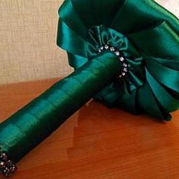 Делаем юбочку из атласных лент для брошь-букета