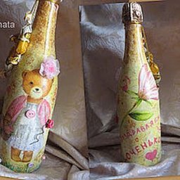 Декор подарочной бутылки в технике декупаж