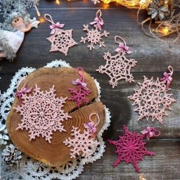Новогодний декор: розовые снежинки