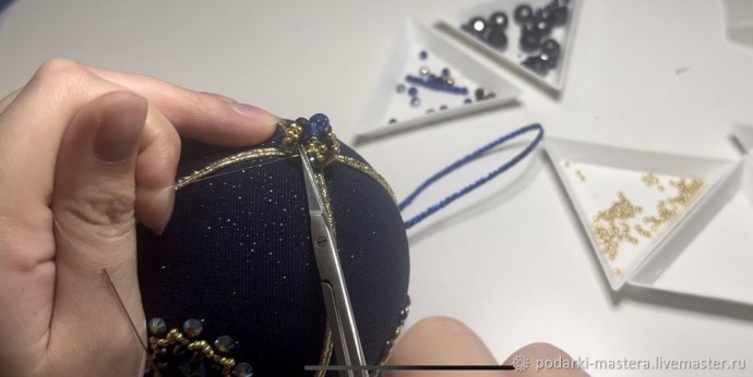 ​Новогодний шар с оплетёнными бисером кристаллами риволи: часть 7