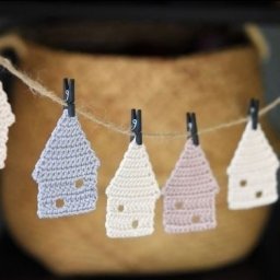 Новогодняя гирлянда из домиков крючком