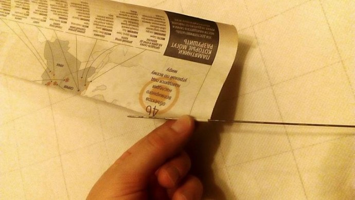 Крутим трубочки из газет