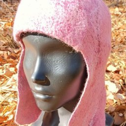 Розовая шапочка-ушанка из войлока