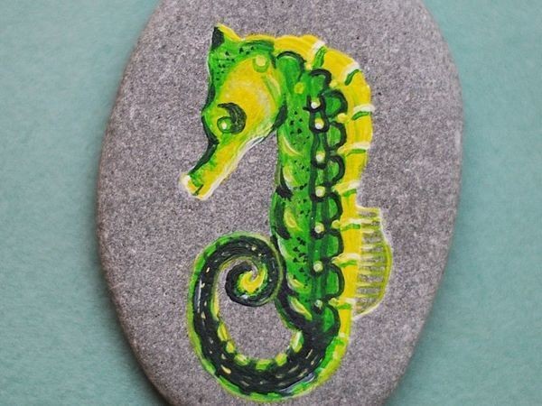 Рисуем яркого морского конька акриловыми красками на камне Рисуем яркого морского конька акриловыми красками на камне