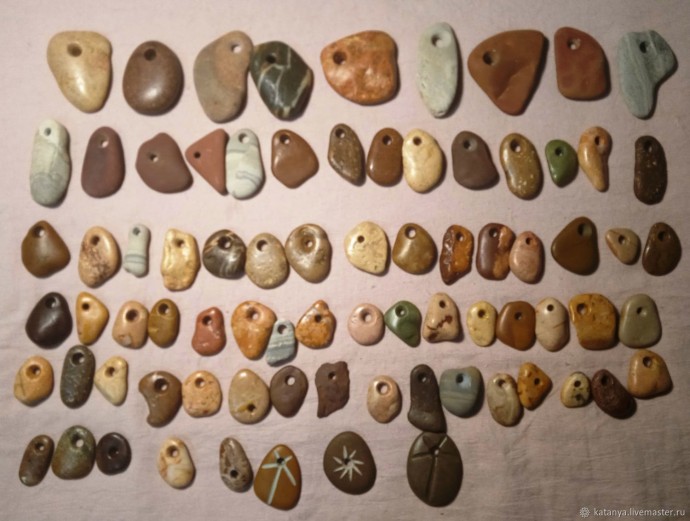 Подвески из морских камней
