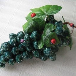 Гроздь винограда из конфет