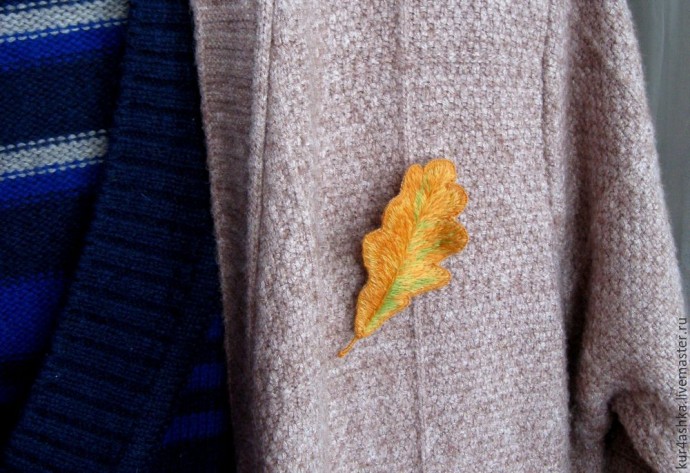 Брошь "Дубовый лист" в технике объемной вышивки гладью