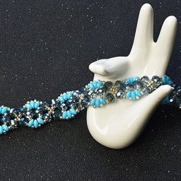 Оригинальный браслет из бисера