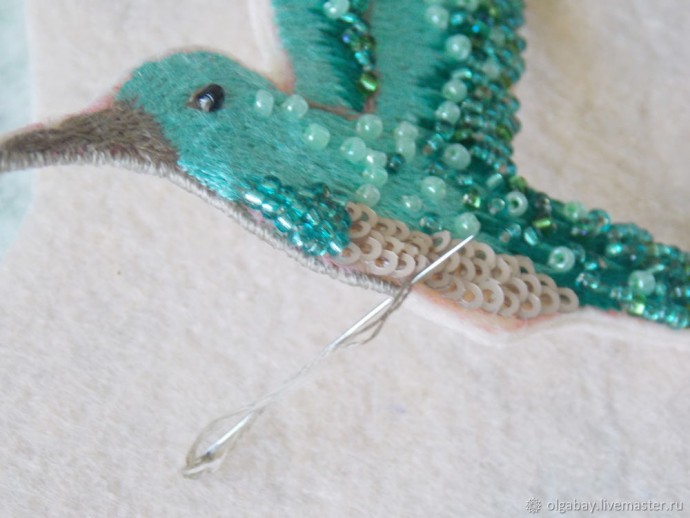 ​Брошь бирюзовая колибри: сочетание вышивки и бисера, часть 2