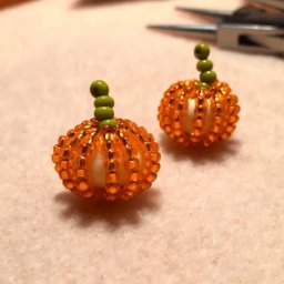 ​Как сделать крошечные тыквы из бисера