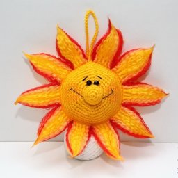 Вяжем крючком очаровательное солнышко-игольницу