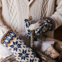 Вяжем жаккардовые варежки спицами